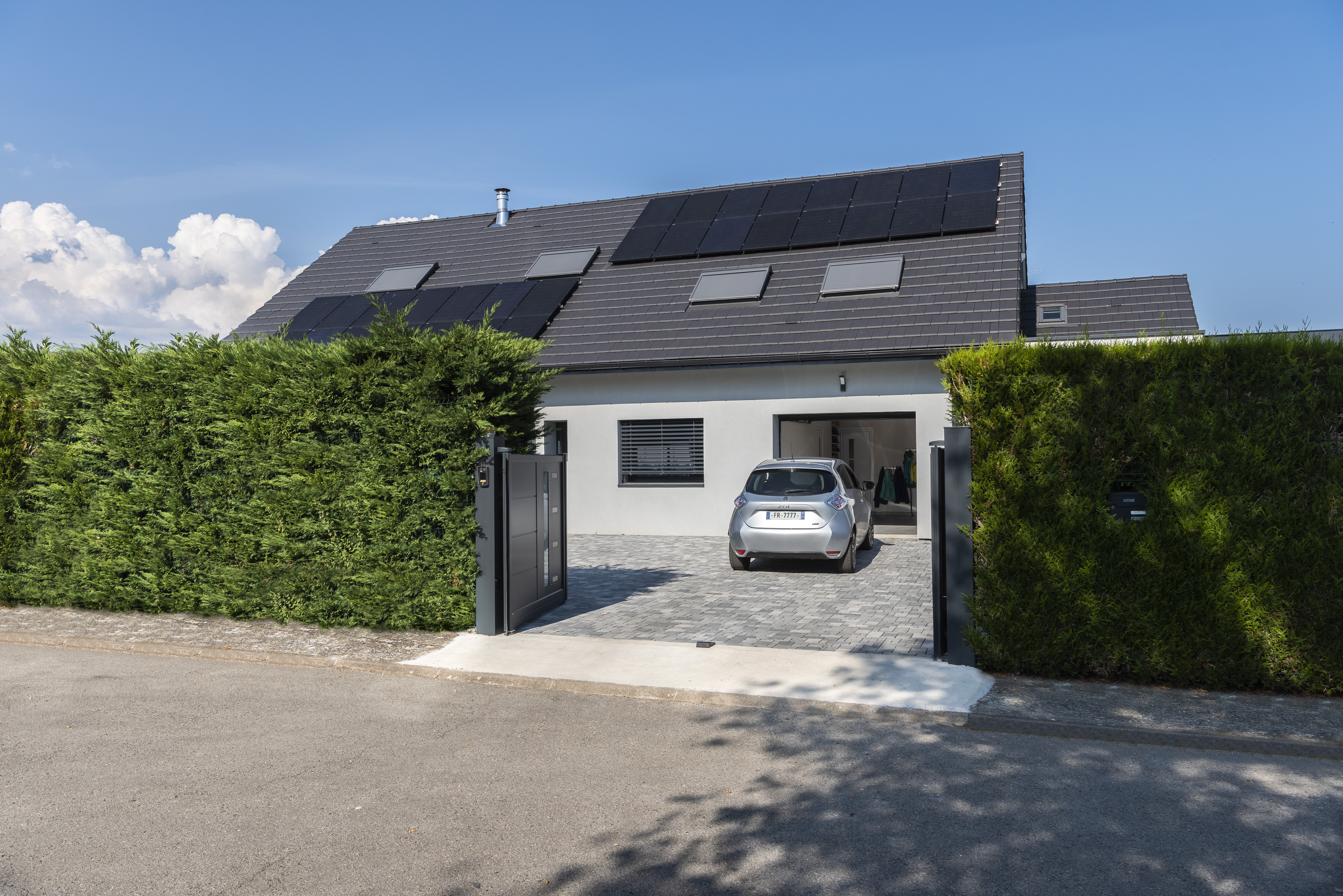 Un coche delante de una puerta