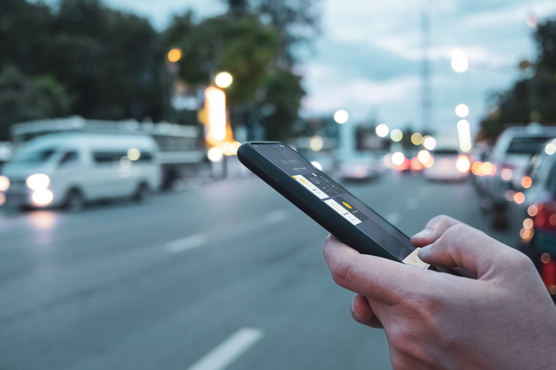 Hombre con teléfono Apple